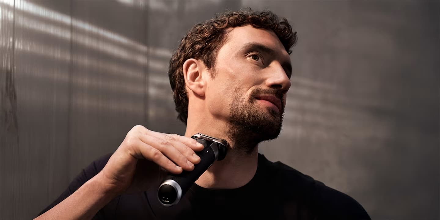 Homme se rasant avec un rasoir électrique Braun Series