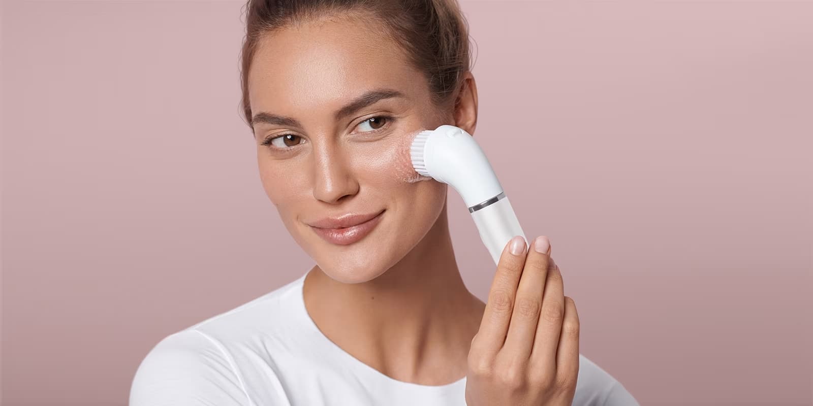 Femme utilisant la brosse nettoyante visage Braun Face Spa